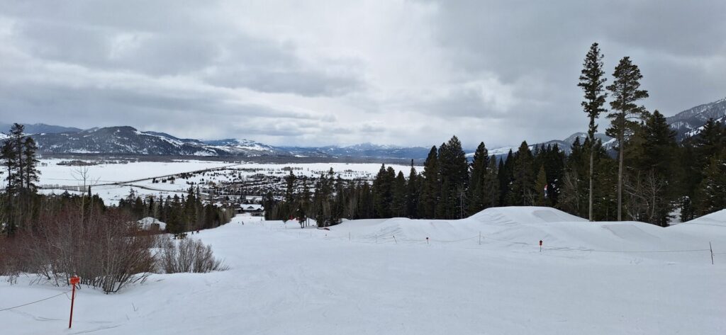 20250321_135416 - USWEST.SKI It snowed like crazy yesterday, so I took the day off to rest. Today is Friday 3/21/2025 and it's overcast with a little bit of muted sunlight getting through now and then, making visibility variable.